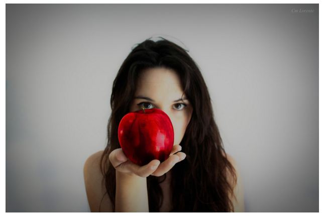 Woman-holding-apple